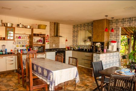 Casa à venda com 4 quartos, 300m² em Residencial Brisas da Mata, Goiânia