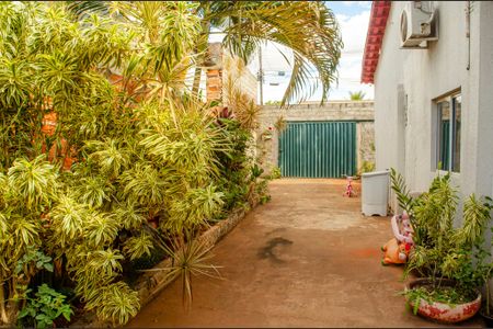 Casa à venda com 4 quartos, 300m² em Residencial Brisas da Mata, Goiânia