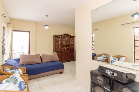 Casa à venda com 400m², 3 quartos e 8 vagas Casa à venda com 400m², 3 quartos e 8 vagasSala