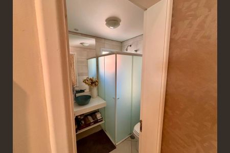 Apartamento à venda com 71m², 2 quartos e 2 vagas Apartamento à venda com 71m², 2 quartos e 2 vagasBanheiro da Suíte