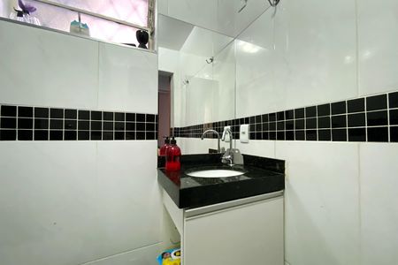 Banheiro de apartamento à venda com 3 quartos, 57m² em Sagrada Família, Belo Horizonte