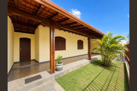 Casa à venda com 360m², 3 quartos e 2 vagas Casa à venda com 360m², 3 quartos e 2 vagascomodo