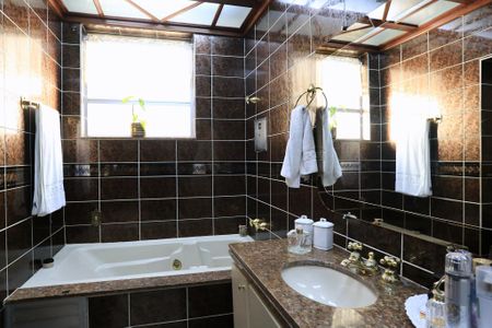 Apartamento à venda com 221m², 4 quartos e 4 vagasBanheiro da Suíte