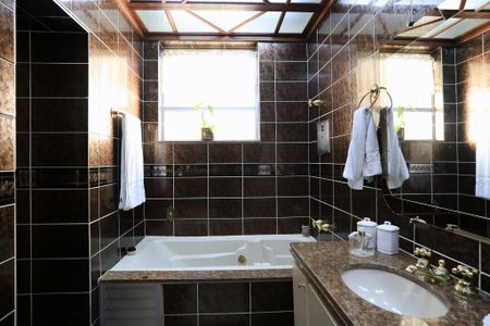 Apartamento à venda com 221m², 4 quartos e 4 vagasBanheiro da Suíte
