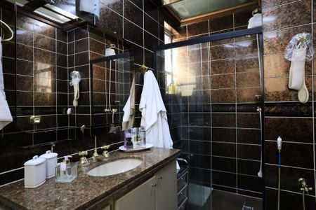 Apartamento à venda com 221m², 4 quartos e 4 vagasBanheiro da Suíte