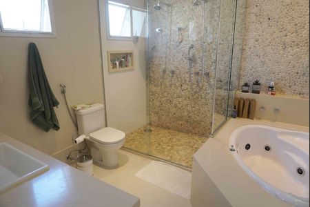 Banheiro da Suíte 3 de casa de condomínio para alugar com 3 quartos, 300m² em Tamboré, Santana de Parnaíba