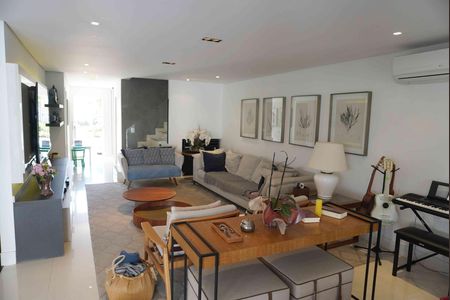 Sala de Estar de casa de condomínio para alugar com 3 quartos, 300m² em Tamboré, Santana de Parnaíba