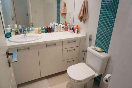 Casa de condomínio para alugar com 300m², 3 quartos e 4 vagasBanheiro da Suíte 2