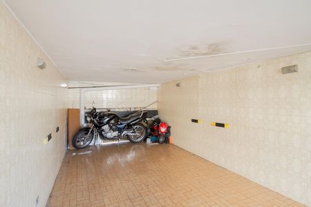 Garagem de casa à venda com 2 quartos, 154m² em Chácara Seis de Outubro, São Paulo