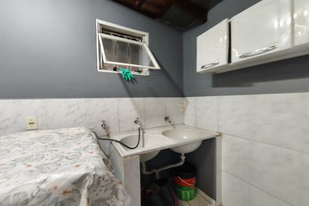 Casa à venda com 166m², 2 quartos e 6 vagas Casa à venda com 166m², 2 quartos e 6 vagasCozinha e Área de Serviço