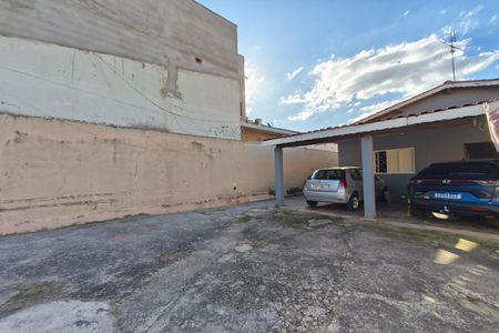 Casa à venda com 166m², 2 quartos e 6 vagas Casa à venda com 166m², 2 quartos e 6 vagasQuintal - Garagem