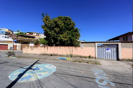 Casa à venda com 480m², 3 quartos e 10 vagas Casa à venda com 480m², 3 quartos e 10 vagasPlaca instalada com o Código RXDE-90