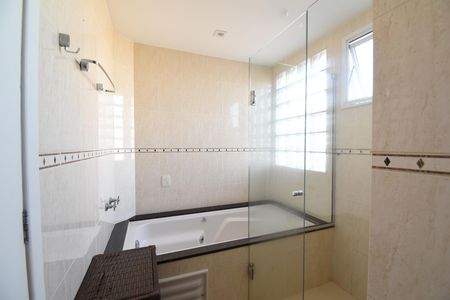 Casa de condomínio para alugar com 190m², 3 quartos e 4 vagasBanheiro da Suíte