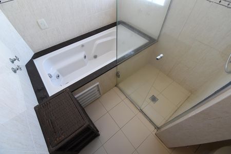 Casa de condomínio para alugar com 190m², 3 quartos e 4 vagasBanheiro da Suíte