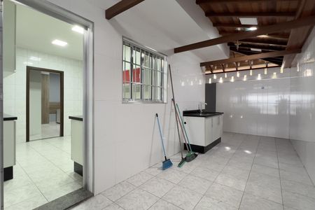 Casa à venda com 140m², 2 quartos e 8 vagasCozinha e Área de Serviço