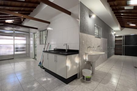 Casa à venda com 140m², 2 quartos e 8 vagasCozinha e Área de Serviço