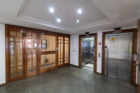 Hall de entrada de apartamento à venda com 3 quartos, 100m² em Azenha, Porto Alegre