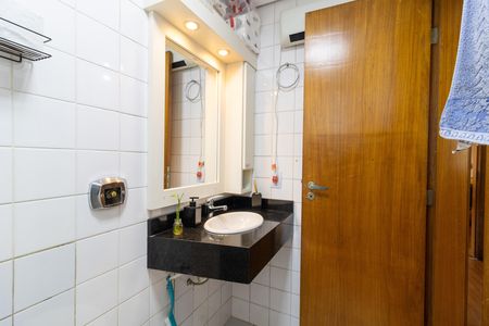 Banheiro de apartamento à venda com 3 quartos, 100m² em Azenha, Porto Alegre