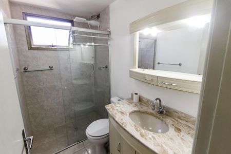 Banheiro de apartamento para alugar com 2 quartos, 70m² em Chácara Agrindus, Taboão da Serra