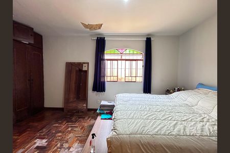 Casa à venda com 244m², 4 quartos e 4 vagas