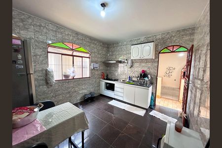 Casa à venda com 244m², 4 quartos e 4 vagas