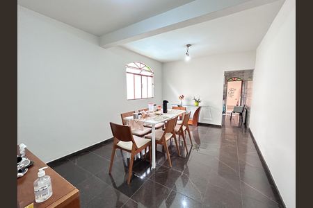Casa à venda com 244m², 4 quartos e 4 vagas