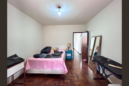 Casa à venda com 244m², 4 quartos e 4 vagas