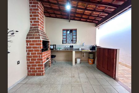 Casa à venda com 244m², 4 quartos e 4 vagas