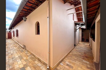 Casa à venda com 244m², 4 quartos e 4 vagas