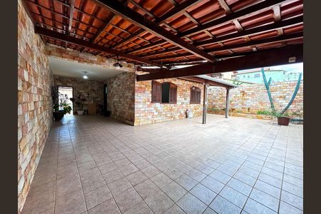 Casa à venda com 244m², 4 quartos e 4 vagas