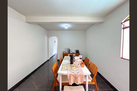 Casa à venda com 244m², 4 quartos e 4 vagas