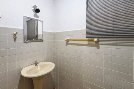 Banheiro de kitnet/studio para alugar com 0 quarto, 40m² em Canto do Forte, Praia Grande