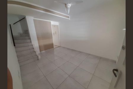 Sala de casa de condomínio à venda com 2 quartos, 70m² em Vila Maria Eugênia, Campinas
