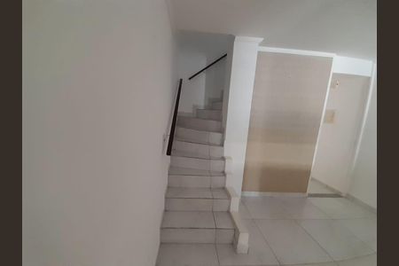 Sala de casa de condomínio à venda com 2 quartos, 70m² em Vila Maria Eugênia, Campinas