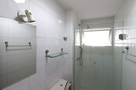 Banheiro de apartamento à venda com 1 quarto, 44m² em Boa Vista, Porto Alegre