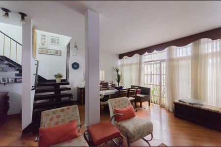 Casa à venda com 110m², 3 quartos e 2 vagas Casa à venda com 110m², 3 quartos e 2 vagasSala