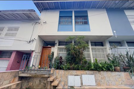 Casa à venda com 110m², 3 quartos e 2 vagas Casa à venda com 110m², 3 quartos e 2 vagasSala