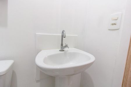 Banheiro de apartamento para alugar com 2 quartos, 32m² em Vila das Bandeiras, Guarulhos