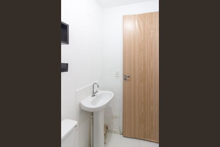 Banheiro de apartamento para alugar com 2 quartos, 32m² em Vila das Bandeiras, Guarulhos