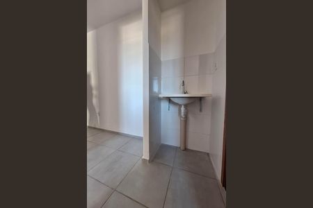 Banheiro de apartamento para alugar com 2 quartos, 46m² em Rio do Ouro, São Gonçalo