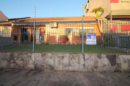 Fachada de casa à venda com 3 quartos, 300m² em Cristal, Porto Alegre