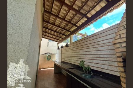 Casa à venda com 3 quartos, 250m² em Pedra Azul, Contagem