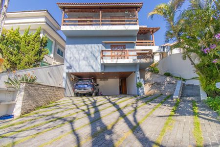 Casa de condomínio para alugar com 360m², 5 quartos e 5 vagas Casa de condomínio para alugar com 360m², 5 quartos e 5 vagasGaragem e fachada