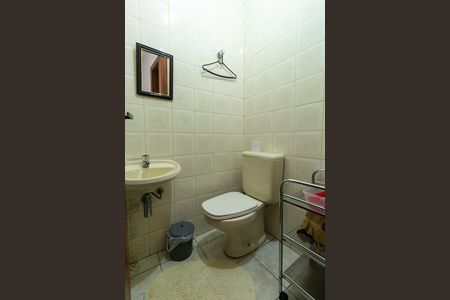 Casa de condomínio para alugar com 360m², 5 quartos e 5 vagas Casa de condomínio para alugar com 360m², 5 quartos e 5 vagasBanheiro de serviço