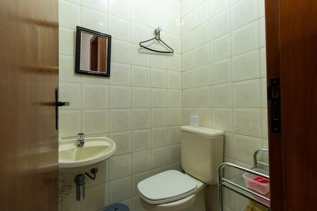 Casa de condomínio para alugar com 360m², 5 quartos e 5 vagas Casa de condomínio para alugar com 360m², 5 quartos e 5 vagasBanheiro de serviço