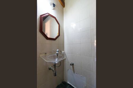 Casa de condomínio para alugar com 360m², 5 quartos e 5 vagas Casa de condomínio para alugar com 360m², 5 quartos e 5 vagasBanheiro do espaço de jogos