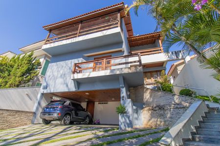 Casa de condomínio para alugar com 360m², 5 quartos e 5 vagas Casa de condomínio para alugar com 360m², 5 quartos e 5 vagasGaragem e fachada