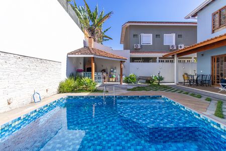 Casa de condomínio para alugar com 360m², 5 quartos e 5 vagas Casa de condomínio para alugar com 360m², 5 quartos e 5 vagasÁrea da piscina