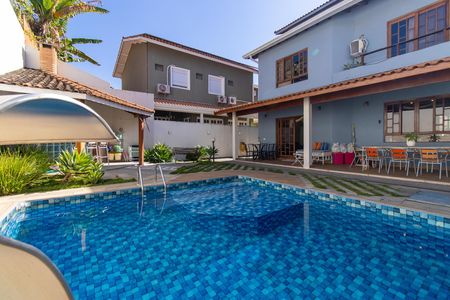 Casa de condomínio para alugar com 360m², 5 quartos e 5 vagas Casa de condomínio para alugar com 360m², 5 quartos e 5 vagasÁrea da piscina