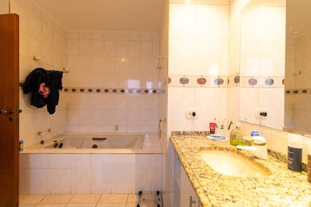 Casa de condomínio para alugar com 360m², 5 quartos e 5 vagas Casa de condomínio para alugar com 360m², 5 quartos e 5 vagasBanheiro do Quarto 5 - Suíte master